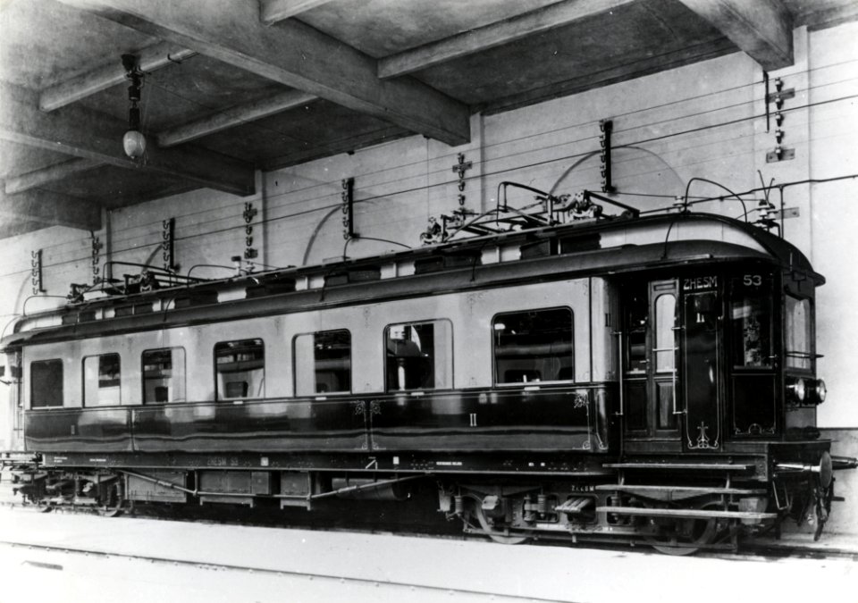HUA-151639-Afbeelding van het motorrijtuig mB 53 (serie mB 51-60) van de Z.H.E.S.M. in de revisieloods te Leidschendam. N.B. De serie mB 51-60 van de Z.H.E.S.M. is in 1933 vernummerd de serie mB 9925-9933 - mBD 