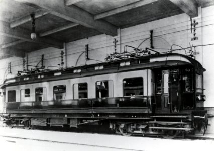 HUA-151639-Afbeelding van het motorrijtuig mB 53 (serie mB 51-60) van de Z.H.E.S.M. in de revisieloods te Leidschendam. N.B. De serie mB 51-60 van de Z.H.E.S.M. is in 1933 vernummerd de serie mB 9925-9933 - mBD 