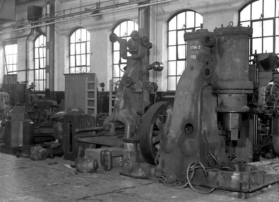 HUA-152823-Afbeelding van tijdens de oorlog onttakelde machines in de werkplaats van de NS te Zwolle