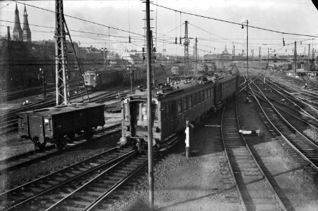 HUA-151657-Afbeelding van een trein bestaande uit rijtuigen electrisch buffermaterieel blokkendozen mat 1924 van de NS op het emplacement Westelijk Eiland bij he