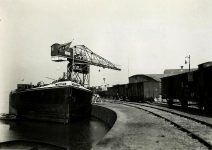 HUA-163262-Afbeelding van goederenwagens van de NS op de kade van de haven te Nijmegen met links het schip Emma 