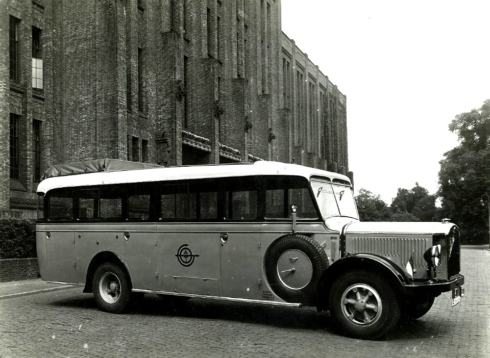 HUA-163272-Afbeelding van een Saurer autobus van de A.T.O. bij het 3e Hoofdadministratiegebouw van de Nederlandse Spoorwegen (HGB III) aan het Moreelsepark te Utrecht