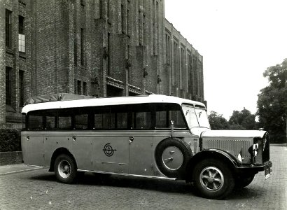 HUA-163272-Afbeelding van een Saurer autobus van de A.T.O. bij het 3e Hoofdadministratiegebouw van de Nederlandse Spoorwegen (HGB III) aan het Moreelsepark te Utrecht