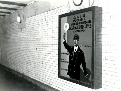 HUA-163266-Afbeelding van een lichtbak met reclame-affiche van N.V. 't Raedthuys te Amsterdam, vermoedelijk in de perrontunnel van het N.S.-station Amsterdam C.S. te Amsterdam