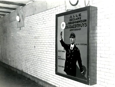 HUA-163266-Afbeelding van een lichtbak met reclame-affiche van N.V. 't Raedthuys te Amsterdam, vermoedelijk in de perrontunnel van het N.S.-station Amsterdam C.S. te Amsterdam photo