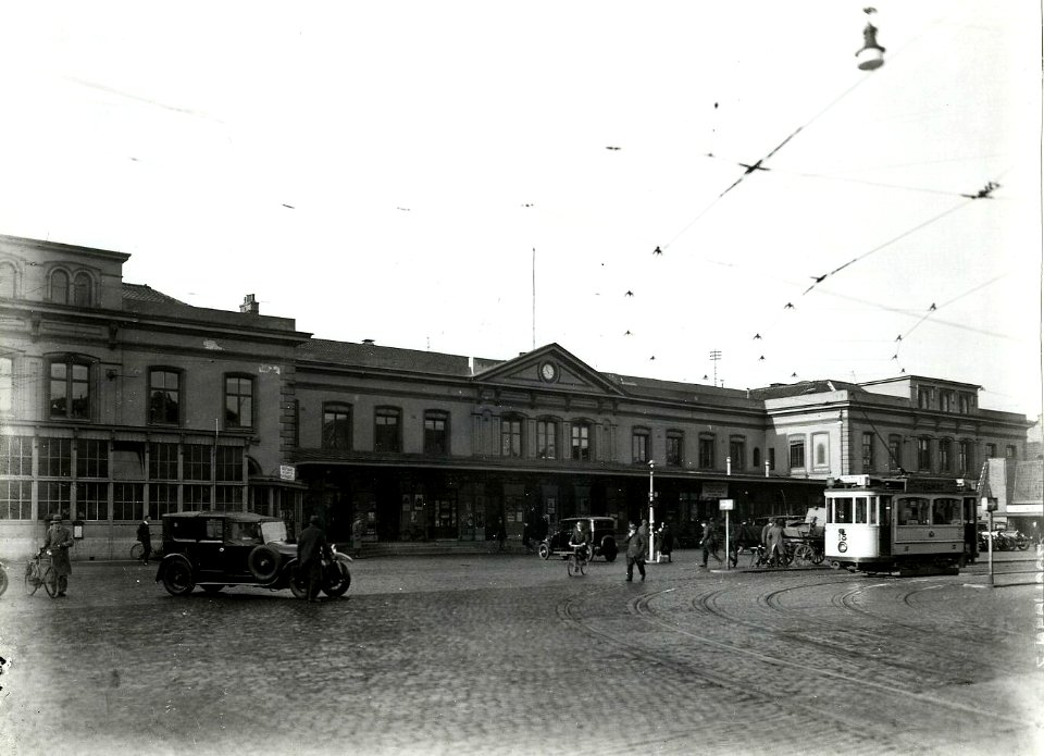 HUA-163278-Gezicht op het N.S.-station Utrecht C.S. te Utrecht, met rechts het motorrijtuig nr. 18 van het G.E.T.U. op het Stationsplein