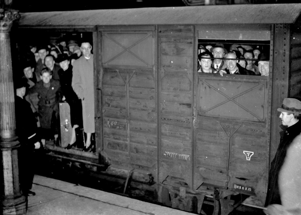 HUA-152854-Afbeelding van het vervoer van reizigers in een goederenwagen, in verband met materieelgebrek bij de N.S., kort na de Tweede Wereldoorlog