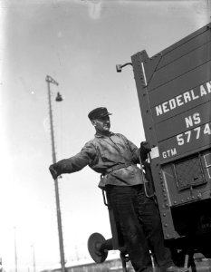 HUA-153349-Afbeelding van een rangeerder van de NS op een wagon