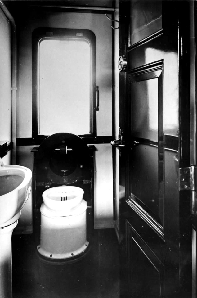 HUA-152081-Interieur van het toilet van een houten rijtuig uit de serie 6901-6929