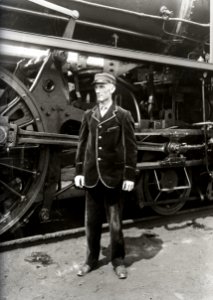 HUA-153544-Afbeelding van een leerlingmachinist bij een stoomlocomotief