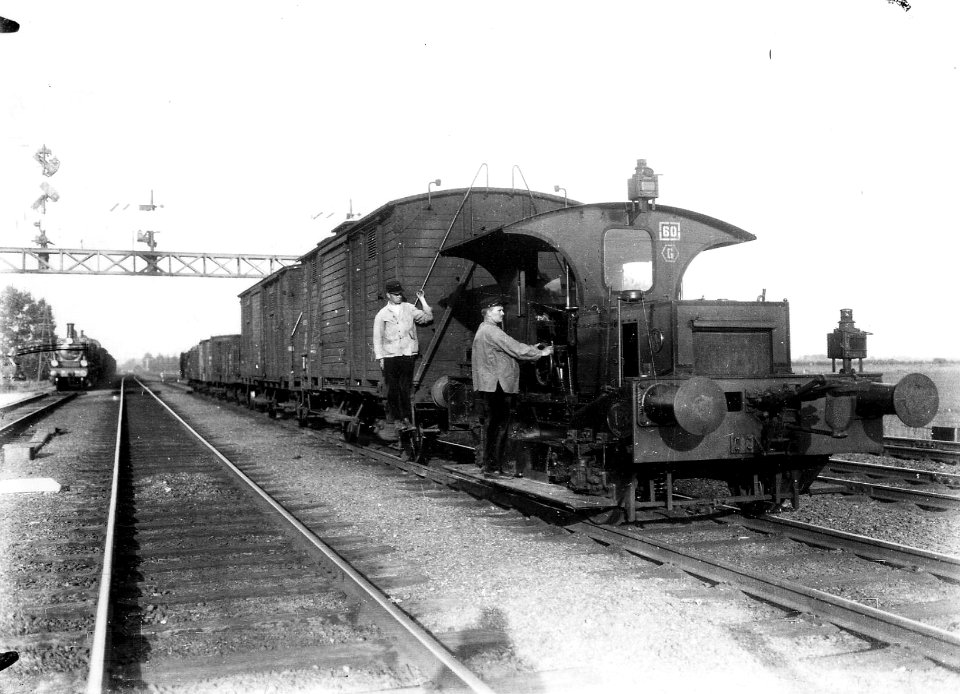 HUA-163306-Afbeelding van de locomotor nr 128 serie 103 152 van de NS met een rangeerdeel op een onbekend emplacement