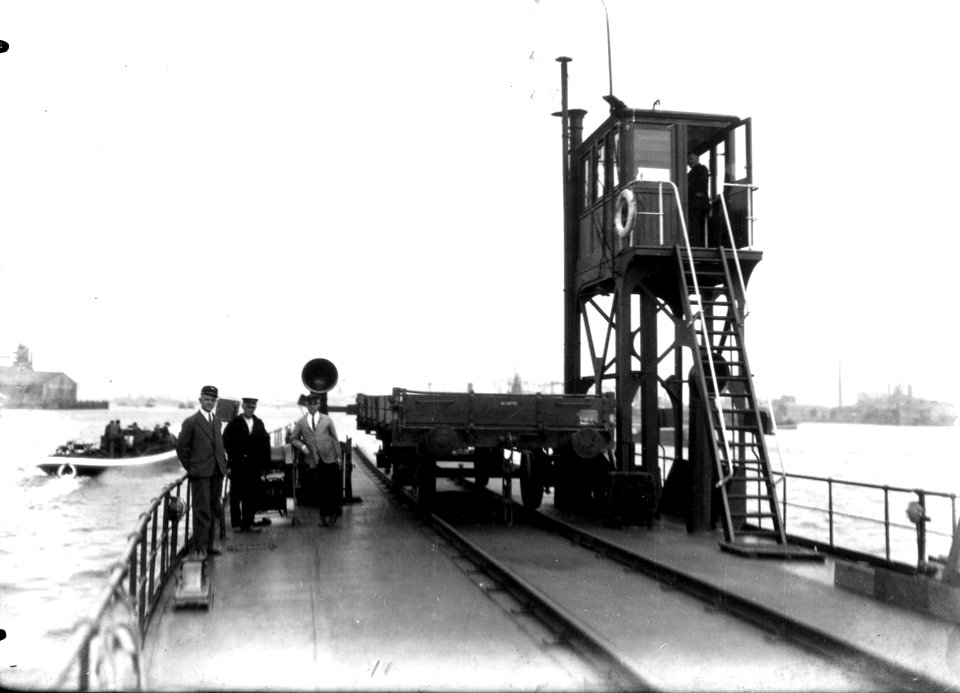 HUA-163300-Gezicht op de spoorpont van N.S. voor het overzetten van goederenwagens naar en van het goederenstation Rietlanden te Amsterdam