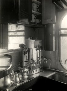 HUA-152209-Interieur van een electrisch treinstel mat. 1936 van de N.S. (nrs. 601-637)- keuken