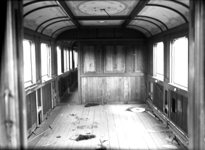 HUA-152281-Interieur van het vernielde salonrijtuig NS 2 van de koninklijke trein van de N.S. te Kesteren