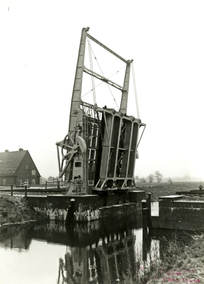 HUA-163323-Gezicht op de spoorbrug (klapbrug) over het Linthorst-Homankanaal te Beilen, met links op de achtergrond de brugwachterswoning (wachtpost 25)
