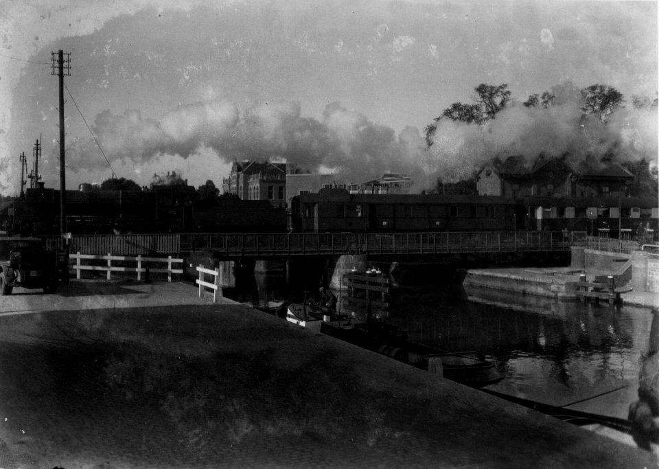 HUA-153577-Gezicht op de spoorbrug over de Vaartsche Rijn te Utrecht met de TEE Rheingold getrokken door een stoomlocomotief uit de serie 3900 van de NS Rechts o
