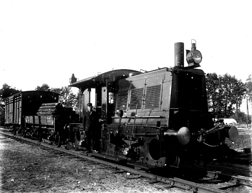 HUA-163317-Afbeelding van een locomotor (serie 200-300) van de N.S. met rangeerder W. v.d. Brink tijdens rangeerwerk op de spoorlijn Bilthoven-Zeist