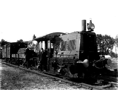 HUA-163317-Afbeelding van een locomotor (serie 200-300) van de N.S. met rangeerder W. v.d. Brink tijdens rangeerwerk op de spoorlijn Bilthoven-Zeist