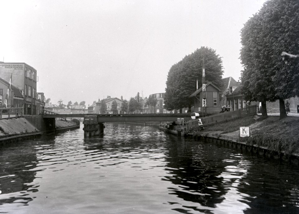 HUA-153588-Gezicht op de spoorbrug over de Vecht te Utrecht met links de Lagenoord en rechts de Hogelanden O.Z. N.B. De straatnaam Hogelanden O.Z. is in 1973 gewijzigd in Lauwerecht