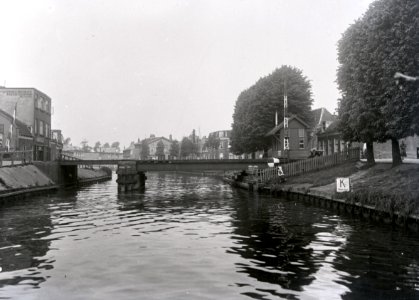 HUA-153588-Gezicht op de spoorbrug over de Vecht te Utrecht met links de Lagenoord en rechts de Hogelanden O.Z. N.B. De straatnaam Hogelanden O.Z. is in 1973 gewijzigd in Lauwerecht