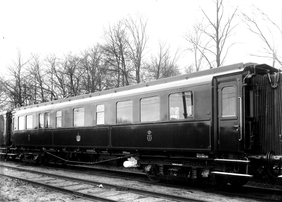 HUA-163331-Afbeelding van het salonrijtuig NS 3 van de koninklijke trein van de N.S. te Lunetten bij Utrecht