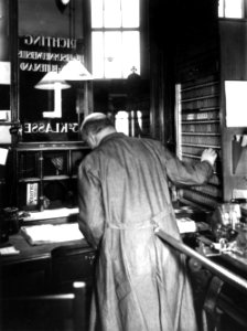 HUA-163325-Interieur van het N.S.-station Amsterdam C.S. te Amsterdam- loket in het orgel (plaatskaartenkantoor) in de hal van het station, met lokettist