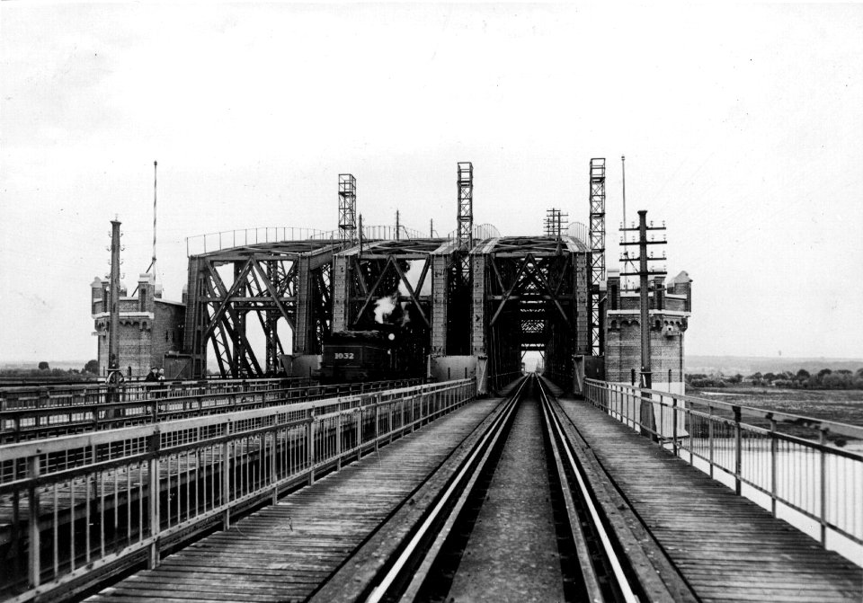 HUA-153642-Gezicht op de spoor- en verkeersbruggen over de IJssel bij Westervoort