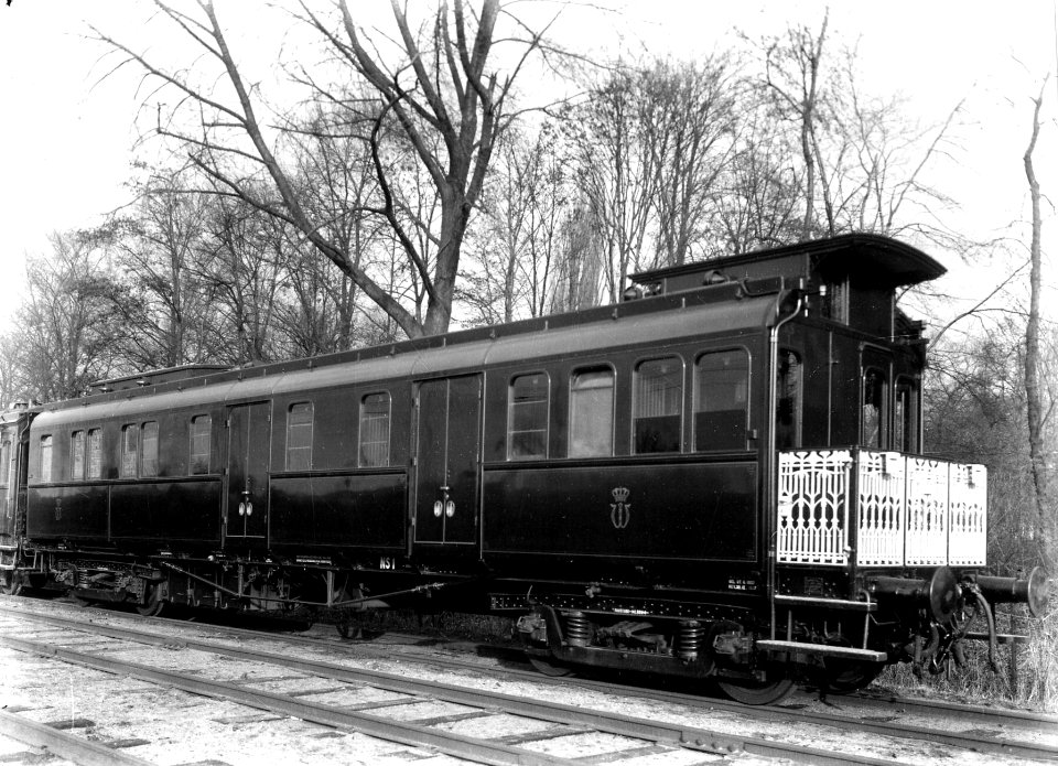 HUA-163329-Afbeelding van het bagagerijtuig NS 1 van de koninklijke trein van de NS te Lunetten bij Utrecht