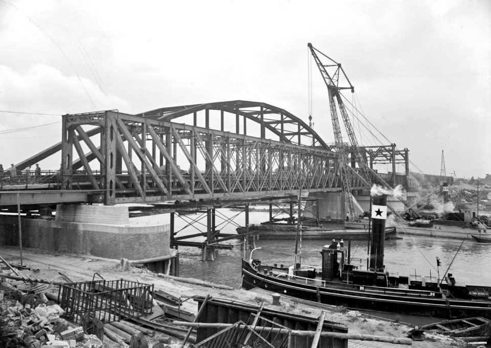 HUA-153649-Gezicht op de herstelwerkzaamheden aan de spoorbrug over de IJssel bij Zutphen