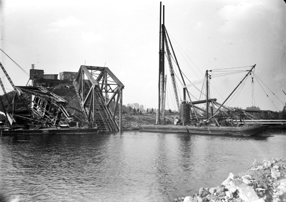 HUA-152638-Gezicht op de vernielde spoorbrug te Buggenum