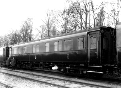 HUA-163333-Afbeelding van het salonrijtuig NS 2 van de koninklijke trein van de N.S. te Lunetten bij Utrecht