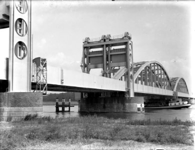 HUA-153657-Gezicht op de spoorbrug over de IJssel bij Zwolle
