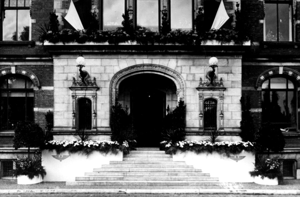 HUA-153792-Gezicht op een gedeelte van de versierde voorgevel van het tweede Administratiegebouw van de Nederlandsche Spoorwegen Hoofdgebouw II van de Nederlands