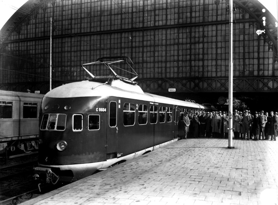 HUA-163352-Afbeelding van het electrische treinstel nr. mC 9604 (mat. 1935, Hoek van Hollanders) van de N.S. met een gezelschap tijdens een proefrit Amsterdam-Zandvoort v.v. op het N.S.-station Amsterdam C.S. 