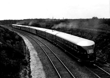 HUA-163357-Afbeelding van 3 diesel-electrische treinstellen DE 3 (serie 11-50) van de N.S. ter hoogte van Amersfoort