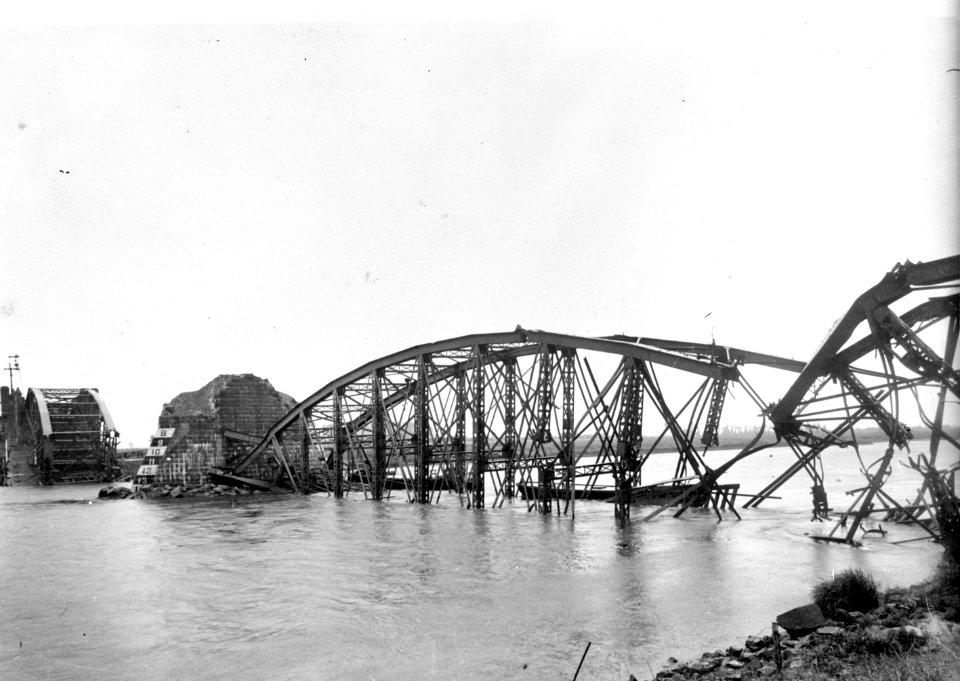 HUA-152654-Gezicht op de vernielde spoorbrug te Rhenen