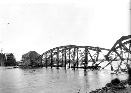HUA-152654-Gezicht op de vernielde spoorbrug te Rhenen