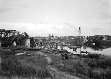 HUA-152658-Gezicht op de vernielde spoorbrug te Venlo