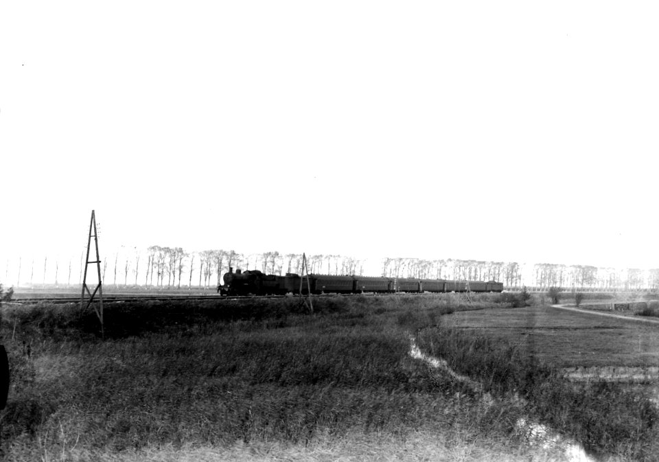 HUA-163359-Afbeelding van de Rotterdam Lloyd Rapide Express, getrokken door een stoomlocomotief uit de serie 3700-3800 van de N.S. ter hoogte van Willemsdorp (tussen Dordrecht en Lage Zwaluwe)