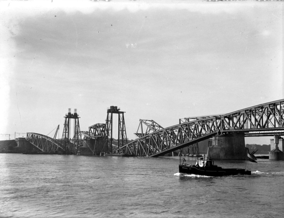 HUA-152662-Afbeelding van de herstelwerkzaamheden aan de tijdens de eerste dagen van de oorlog vernielde spoorbrug over de Waal te Zaltbommel