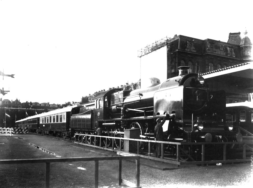 HUA-163363-Afbeelding van de stoomlocomotief nr. 3902 (serie 3900) van de N.S. met enkele rijtuigen op de tentoonstelling 100 jaar Spoorwegen in Nederland op het Frederiksplein te Amsterdam
