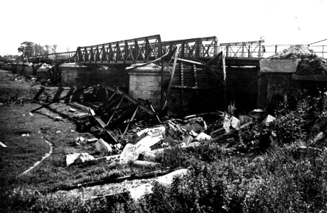 HUA-152666-Gezicht op de vernielde spoorbrug over de IJssel te Zutphen
