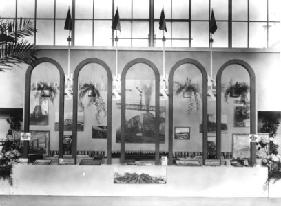 HUA-163368-Afbeelding van de stand van de N.S. op de tentoonstelling van de Vereniging Nederlandsch Fabrikaat in de Apollohal te Amsterdam