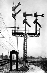 HUA-153853-Afbeelding van een drievoudig aftakkingshoofdsein met voorseinen van de N.S. te Lunetten, nabij Utrecht. (spoorlijn Utrecht-Geldermalsen)