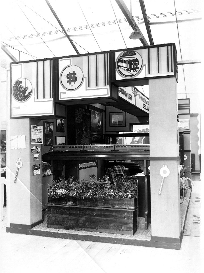 HUA-163376-Afbeelding van de stand van de N.S. en de Stoomvaart-Maatschappij Zeeland (S.M.Z.) op een tentoonstelling in Tilburg
