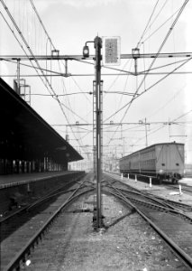 HUA-153857-Afbeelding van een perronsein van de N.S. te Amersfoort, in de stand veilig