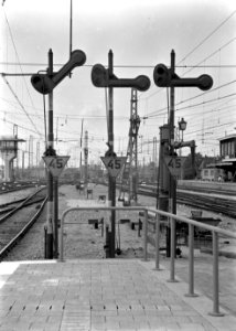 HUA-153869-Afbeelding van drie mechanisch bediende hoofdseinen met snelheidsbeperkingsborden aan de noordzijde van het N.S.-station Utrecht C.S. te Utrecht