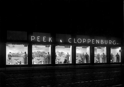 HUA-163392-Afbeelding van de etalages van het modemagazijn Peek & Cloppenburg te Den Haag met reclame voor de N.S. ter gelegenheid van het 100-jarig jubileum van de spoorwegen in Nederland