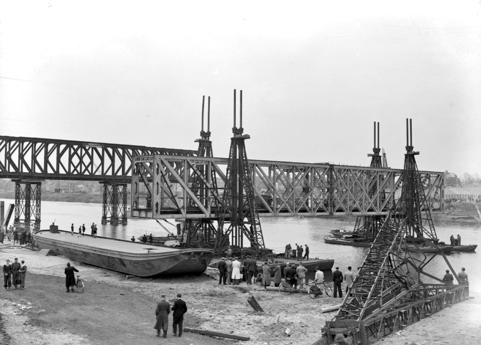 HUA-152715-Afbeelding van de werkzaamheden ten behoeve van het herstel van oorlogsschade aan de spoorbrug over de Maas te Venlo