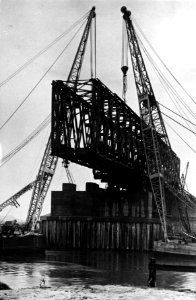 HUA-152720-Afbeelding van het plaatsen van de tijdelijke Callender Hamilton spoorbrug over de IJssel te Westervoort